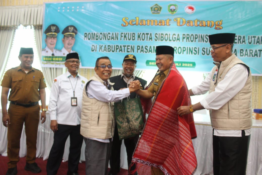 Bangga Akan Kerukunan Di Pasaman Fkub Sibolga Pakaikan Ulos Ke Bupati Pasaman