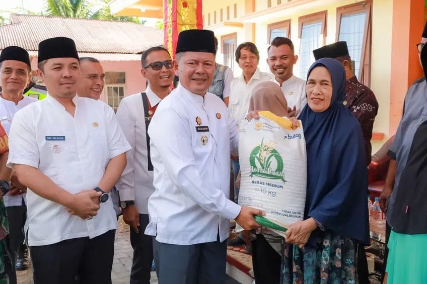 Bupati Welly Suhery Serahkan Beras 530 Ton Lebih Kepada 26.460 Keluarga Penerima Manfaat